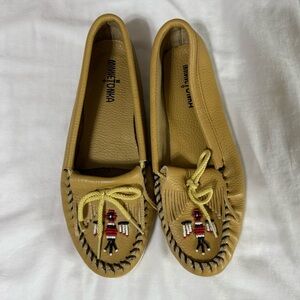 Minnetonka Women's Beaded Thunderbird Tan Leather Moccasins Size 10 Slip On
